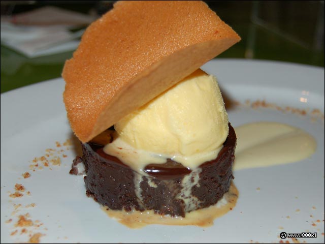La deliciosa Tarta de Chocolate de Akun - Akun Lounge & Bar - Marriott