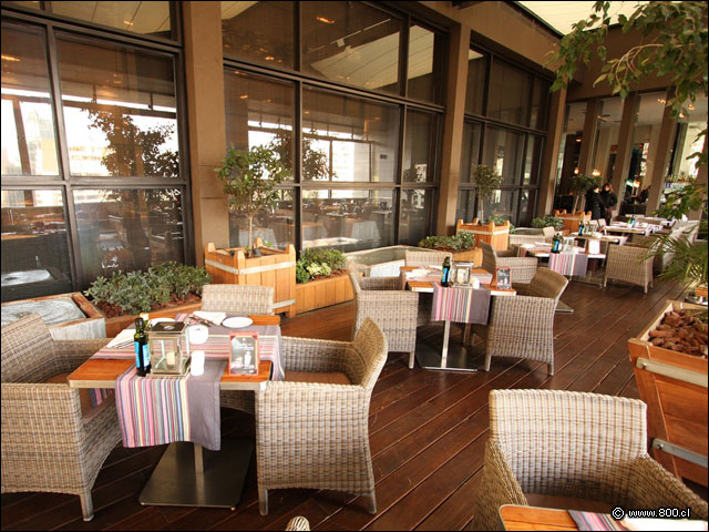 Mesas y mampara colindante con el Restaurante Noso - Terraza W Santiago Hotel 4 Piso