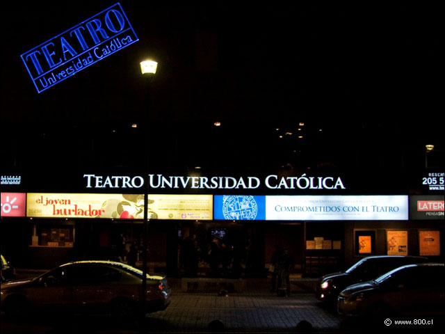 Fachada por la noche - Teatro UC