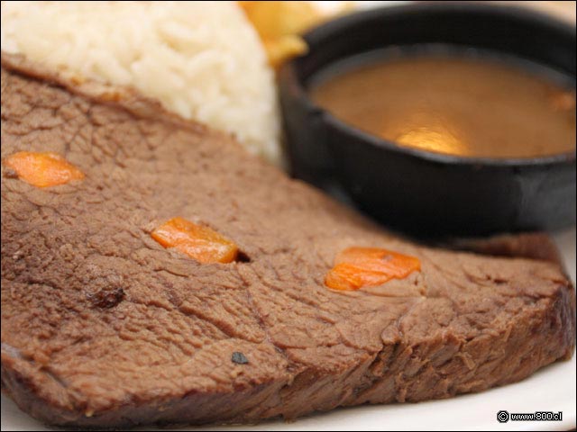 Detalle de Carne Mechada y su jugo - Peyo Restaurante