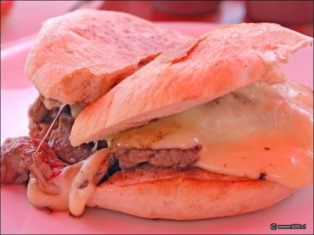 Carne y queso fundido en Barros Luco - La Miga
