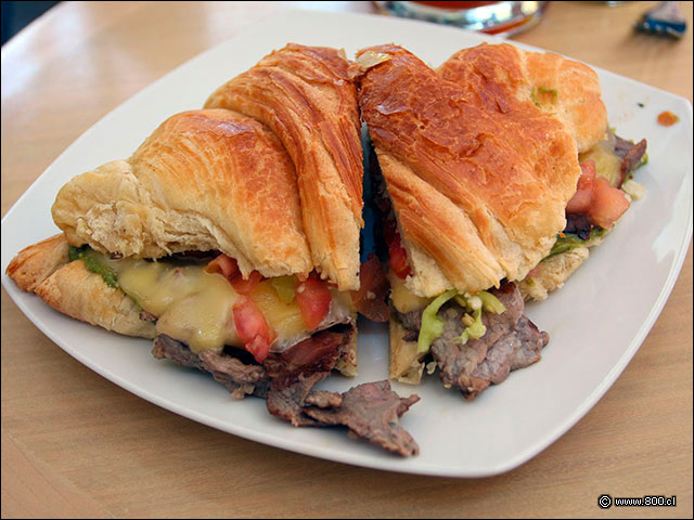 Sandwich de Milanesa en Croissant - Sangucados