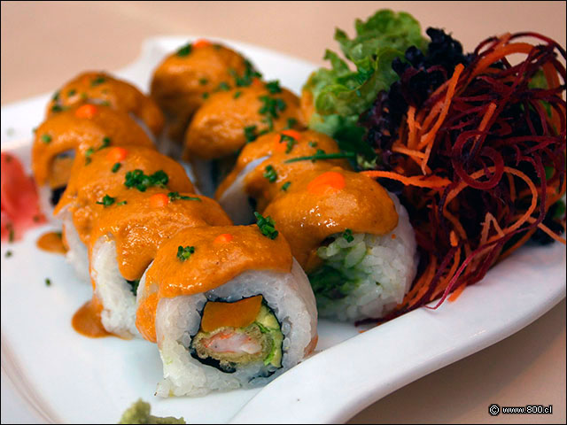 Nikkei Roll con camarn apanado, palta, camote glaceado, envuelto en pescado blanco, con salsa panka. - Sakura Express (La Dehesa)