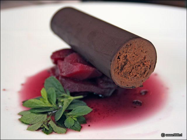 Barra de Chocolate sobre Peras al Vino Tinto