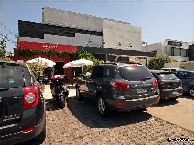Fachada y estacionamientos del Restaurante Pastamore - Pastamore