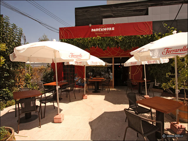 Entrada y mesas en terraza del Restaurante Pastamore - Pastamore