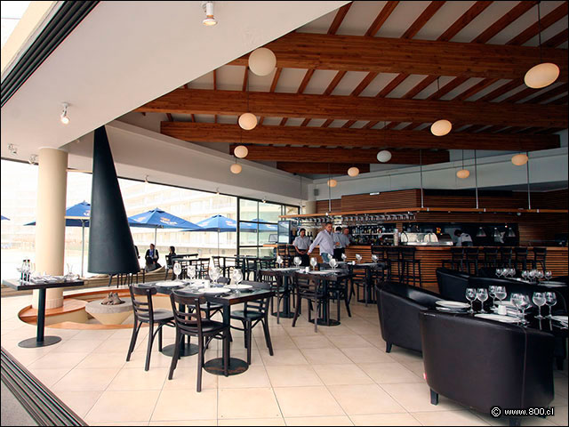 Mesas y saln interior del restaurante - Baha Sur (San Alfonso del Mar)