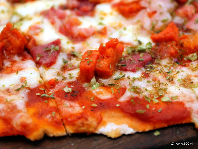 Pizza de masa delgada con queso, salame y chorizo - California Cantina