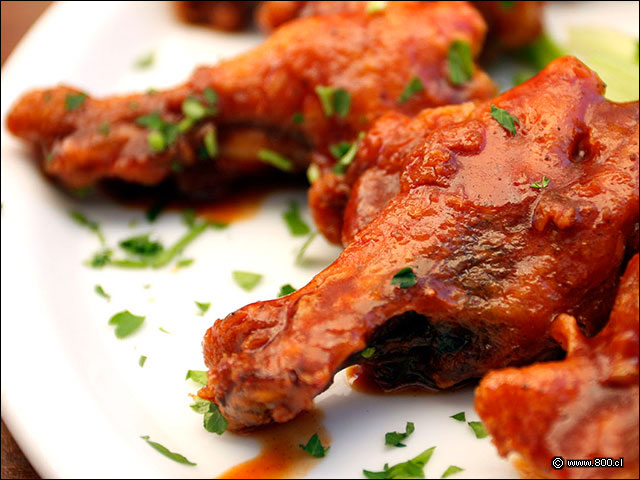 Buffalo Wings, tutitos de pollo aderezados con salsa picante - California Cantina
