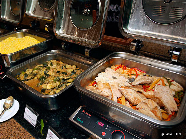 Arroz al curry, Guiso de Zapallos Italianos y Polo con Verduras  - Caf Med Marriott