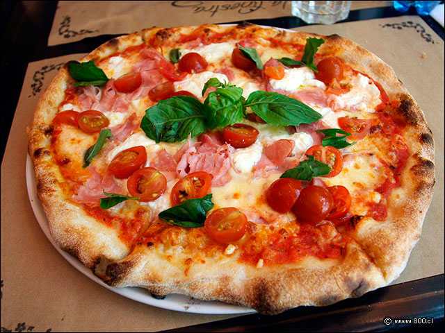 La Pizza Demonio, con tomate coctel, jamn, Mozzarella y albahaca en  La Finestra - La Finestra Ristorante (Plaza uoa)