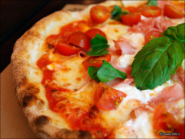 Detalle de la mozzarella, tomate cherry, rcula y jamn crudo en la pizza Demonio - La Finestra Ristorante (Plaza uoa)