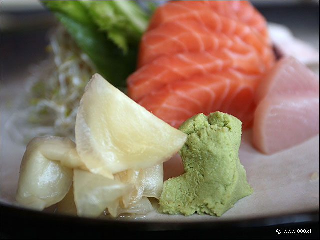 Jengibre sin colorantes y wasabi em el Sashimi Mixto - Naoki Vitacura