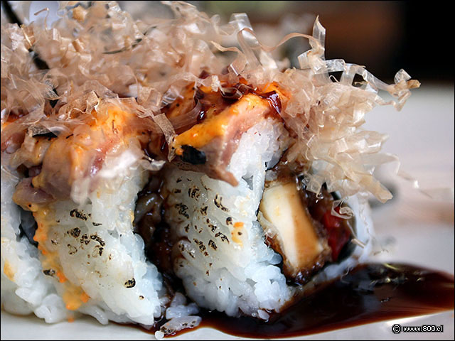 EL delicado sabor del roll Makimono Roppongi donde el loco apanado aporta textura. - Naoki Vitacura