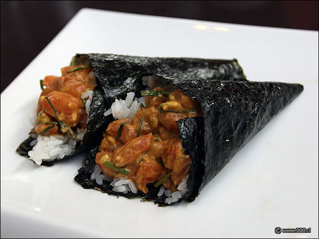 Temaki Salmn :Spicy, cortes de pescado con mayonesa spicy envuelto en arroz y nori - Ichiban
