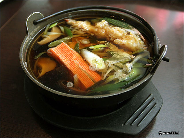 Udon, caldo de verduras con camarn tempura, fideos de udn, hongos y kanikama  - Ichiban