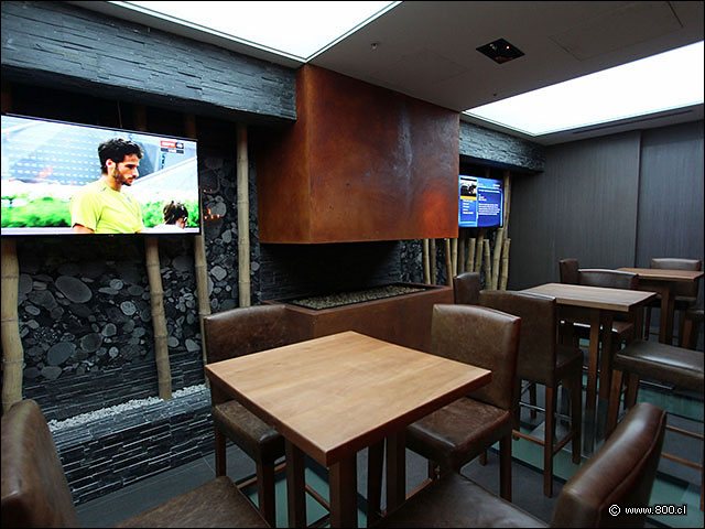 Mesas de bar y pantallas de TV