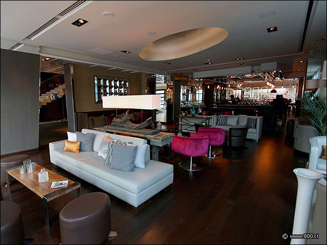 Vista del lounge y la barra estilo americana en el fondo