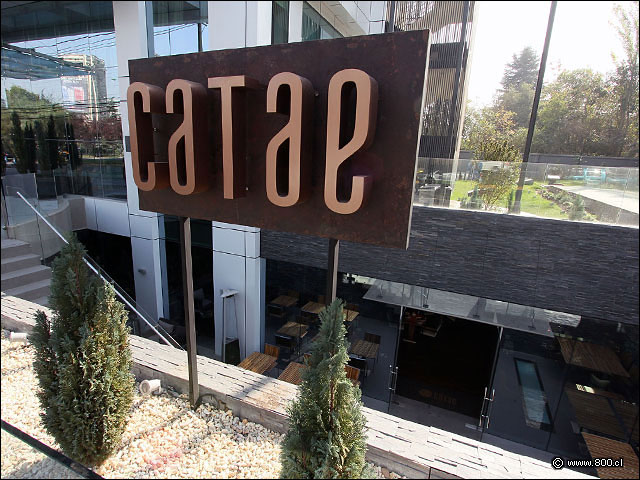 Fachada y logo en la entrada al restaurante Catae a un costado del hotel Renaissance Santiago - Catae - Renaissance