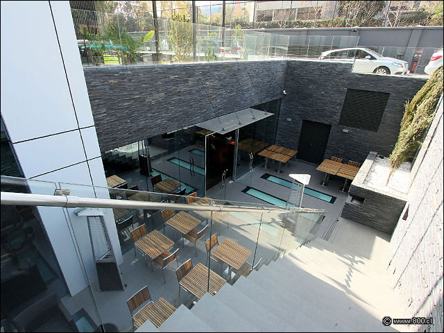 Escalera de acceso al bajo nivel donde se encuentra el restaurante y meas en la terraza - Catae - Renaissance