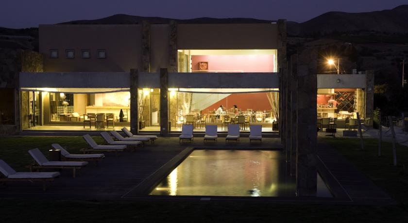 Fachada de noche - Hotel Limar (Valle del Limar)