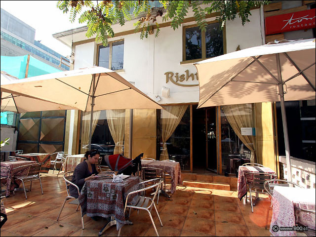 Fachada y terraza del restaurant Rishtedar en Prividencia - Rishtedar - Providencia