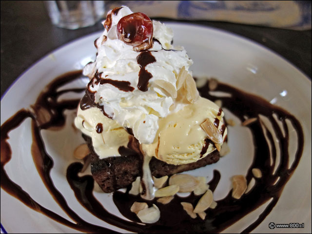 Fudge Brownie con helado de vainilla, crema chantilly y salsa de chocolate - Uncle Fletch (Bellavista)