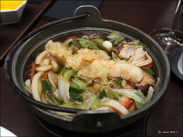 Nabeyaki Udn, fideos udon con camarones tempura en caldo de verduras - Ichiban
