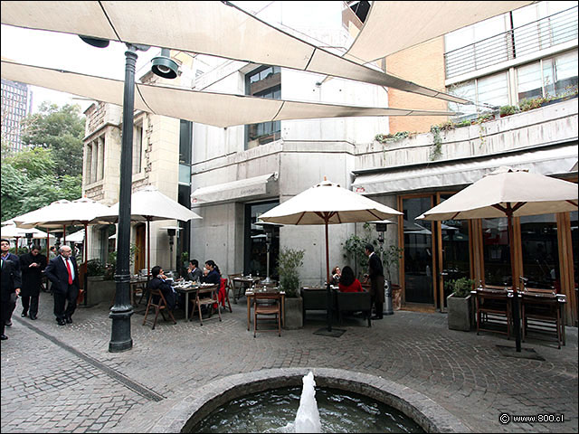 Vista panormica del restaurante Casa Lastarria desde el paseo - Casa Lastarria