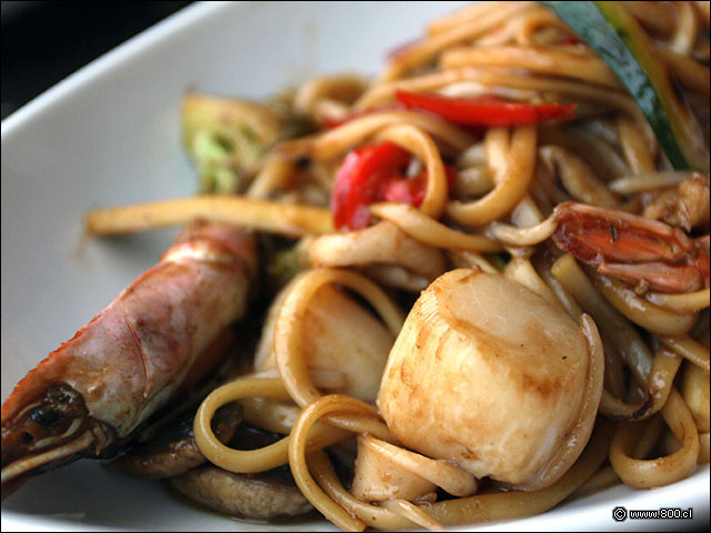 Camarones, ostiones, calamares y verduras salteadas con tallarines - Cocoa 2023 - La Dehesa