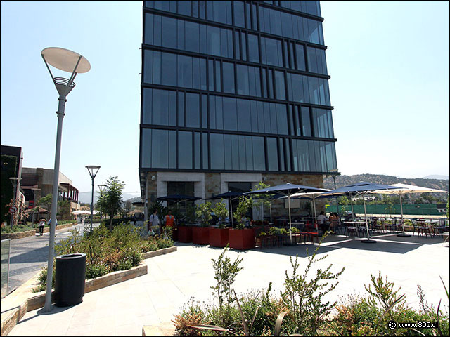 Vista amplia del edificio que alberga Brunapoli y su terraza - Brunapoli Mall Vivo Los Trapenses