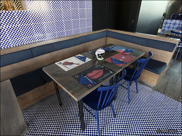Detalle de una mesa en booth - Brunapoli Mall Vivo Los Trapenses