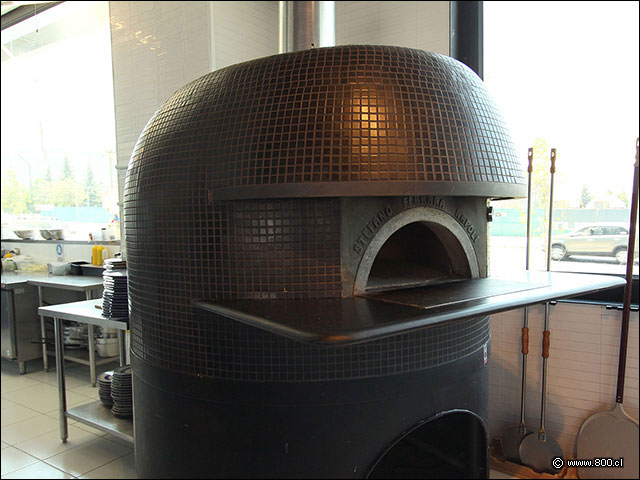 Detalle del magnfico horno pizzero de Brunapoli - Brunapoli Mall Vivo Los Trapenses