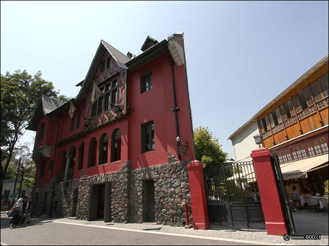 Fachada del Hotel Boutique Castillo Rojo en Bellavista, en el patio interior se encuentra el Restaurante Cabildo - Bistr Castillo Rojo (ex Cabildo)