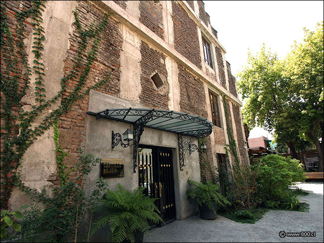 Portal de acceso al Hotel Castillo Rojo que tambin da acceso al restaurante Cabildo - Bistr Castillo Rojo (ex Cabildo)