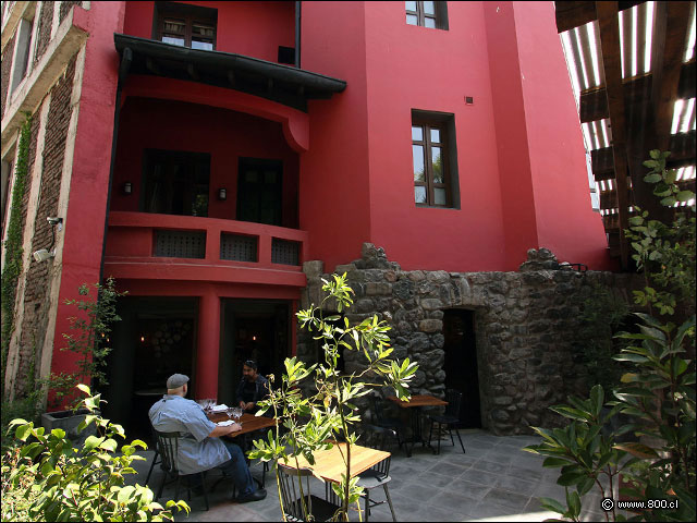 Patio interior y acceso directo al restaurante Cabildo - Bistr Castillo Rojo (ex Cabildo)