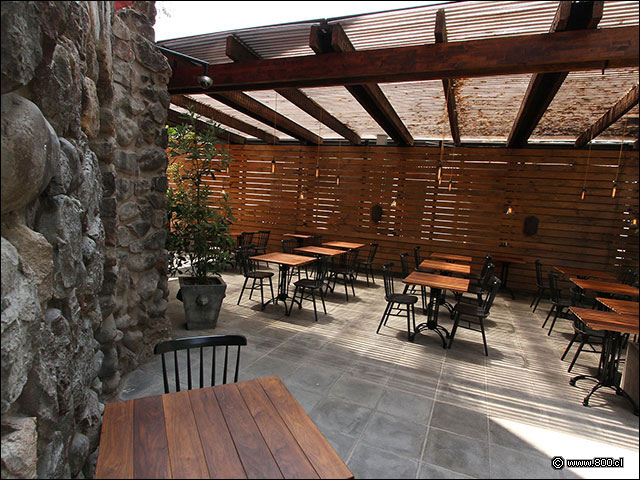 Mesas en la agradable terraza - Bistr Castillo Rojo (ex Cabildo)