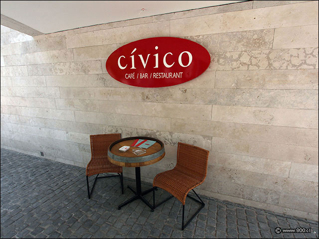 Detalle de una mesa de caf en la terraza - Cvico (Las Condes)