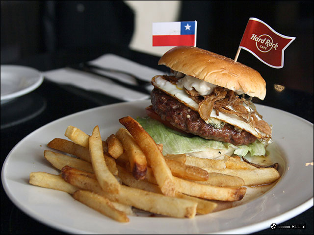 Hamburguesa chilena, parte de la carta de sndwiches del mundo de Hard Rock Caf Santiago - Hard Rock Caf Santiago (Mall Costanera Center)