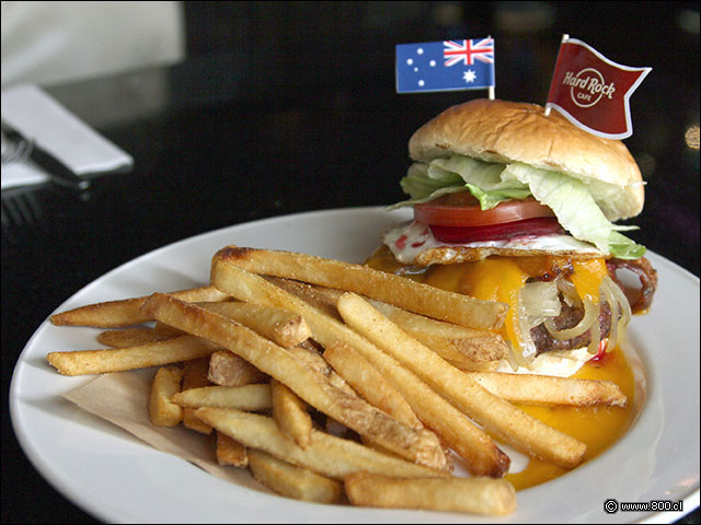 Una hamburguesa que representa a Nueva Zelanda, con cebolla caramelizada, huevo tiro, tomate y lechuga - Hard Rock Caf Santiago (Mall Costanera Center)