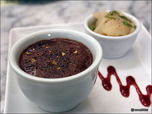 Sopa de chocolate con peras al pisco - Le Flaubert