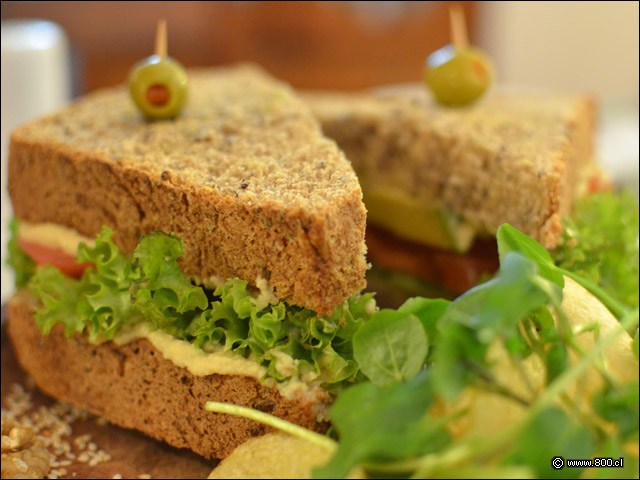 Detalle del contundente Sandwich Especialidad Vegana en Café de la Candelaria - Caf de la Candelaria