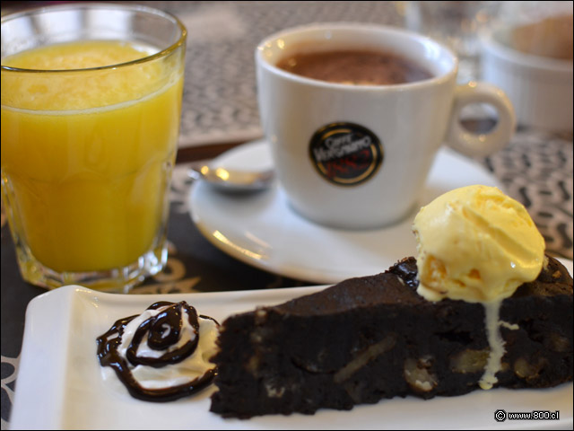Brownie Jugo y Chocolate Caliente en Café Inés - Ins Arte Caf