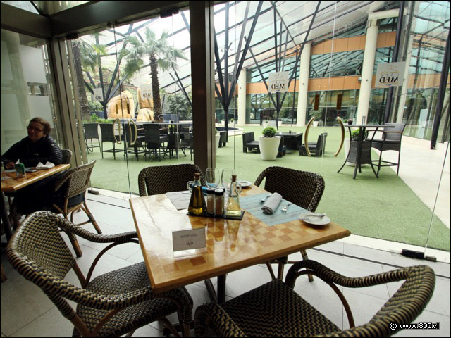 Mesas con vista hacia la terraza - Caf Med Marriott