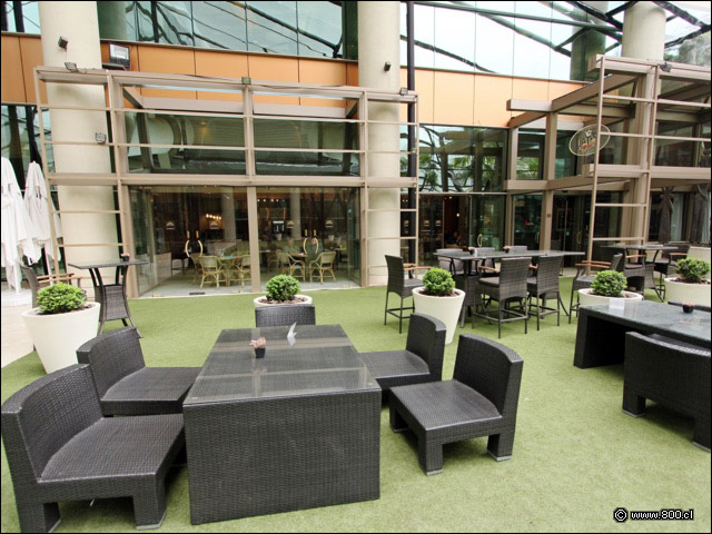 Mesas en ubicadas en la terraza - Caf Med Marriott