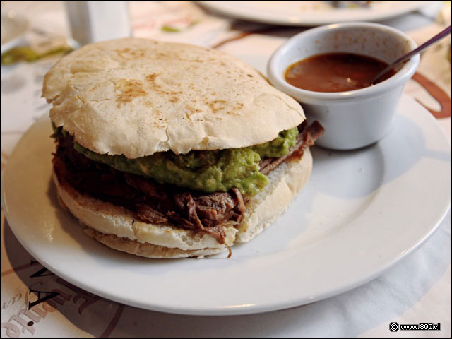 Sandwich de Desmechada con palta - Fuente Chilena - Pedro de Valdivia