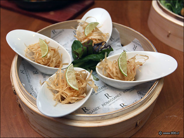 Ostiones salteados servidos con nido de pasta frita - Shinsei - Renaissance