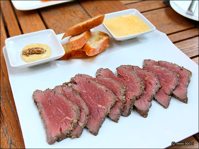 Tabla de Roast Beef sellado en mostaza antigua y acompaado de mostaza dijn y salsa berenaise - QB Restaurant