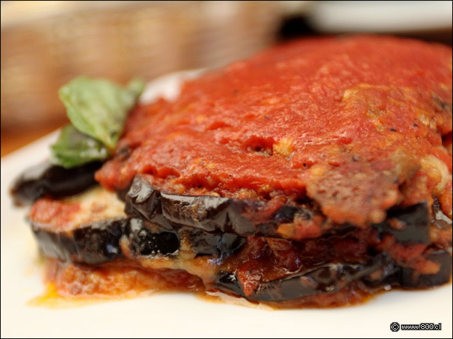 Sabrosas lminas de berenjenas asadaos servidas con pasta de tomate - Capperi!