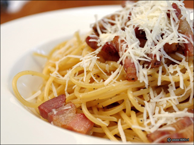 Spaghetti al dente servido con Guanciale, yema de huevo, queso grana padano y un toque de crema - Capperi!